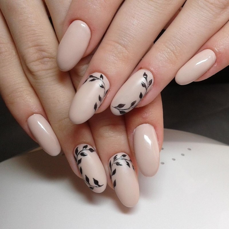 Бежевый маникюр с веточкой