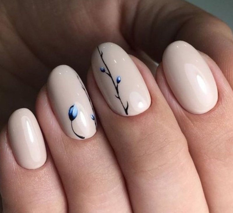 Голубой маникюр с веточкой