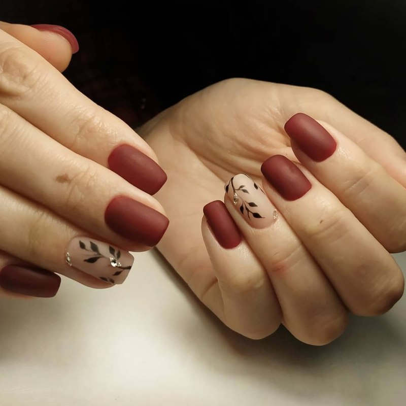 Нежный маникюр с веточкой