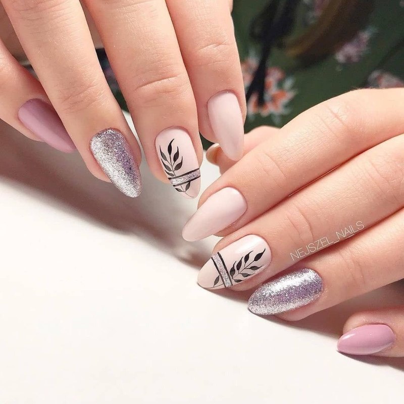 Бежевый маникюр с веточкой