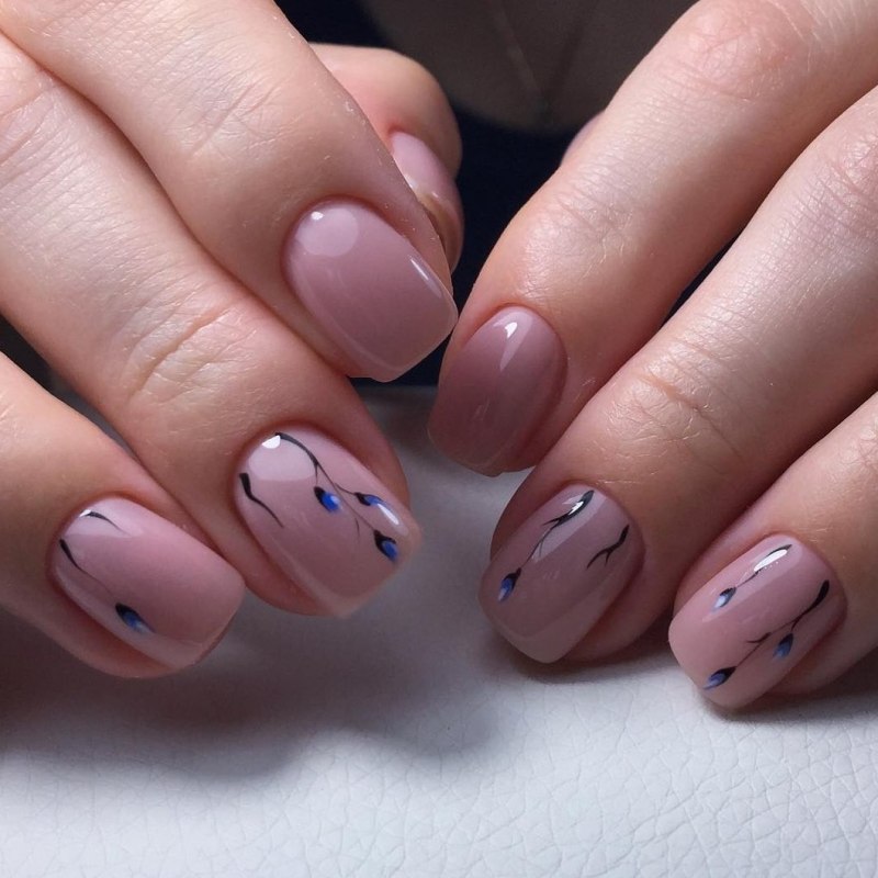 Нежно голубой маникюр