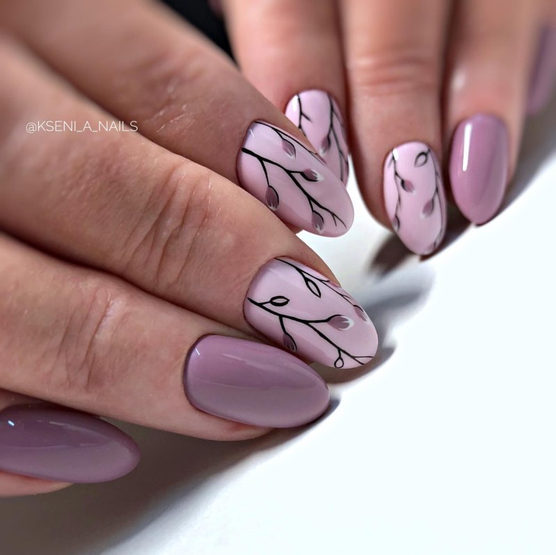 Бежевый маникюр с цветочками