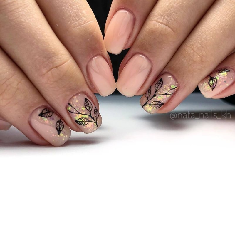 Розовый маникюр с веточкой