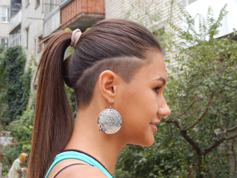 Причёски с выбритыми висками женские на длинные волосы