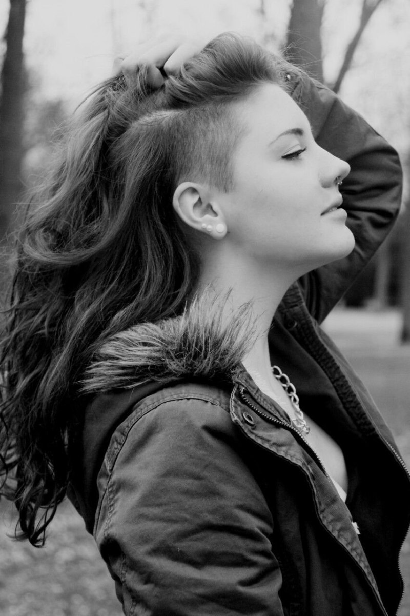 Выбритый висок на длинные волосы