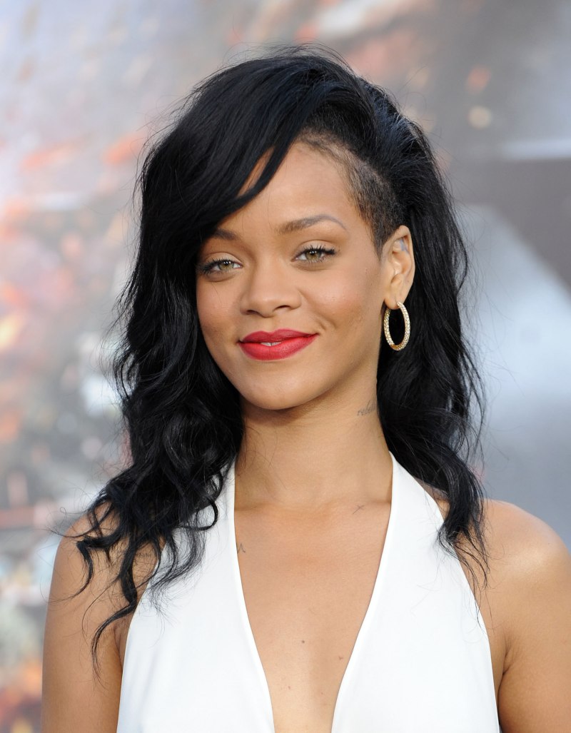 Рианна с выбритым виском