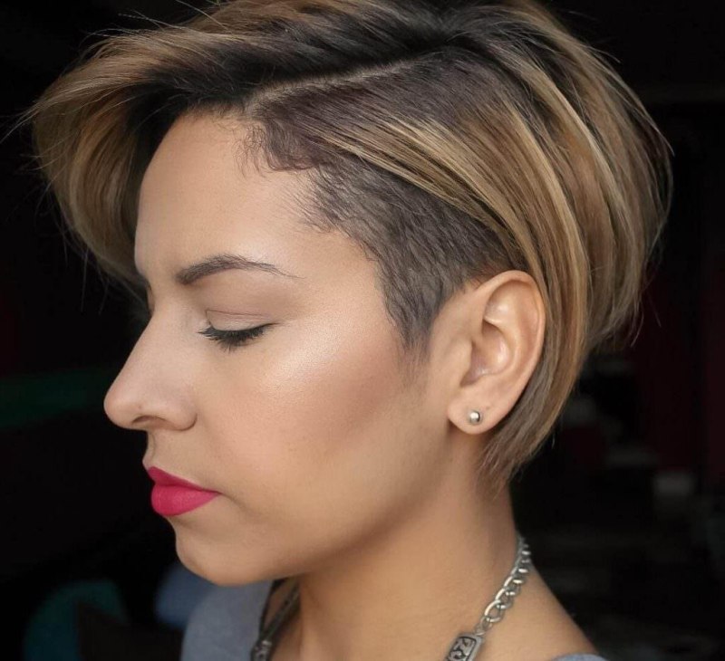 Женская стрижка Пикси на короткие волосы с выбритым виском