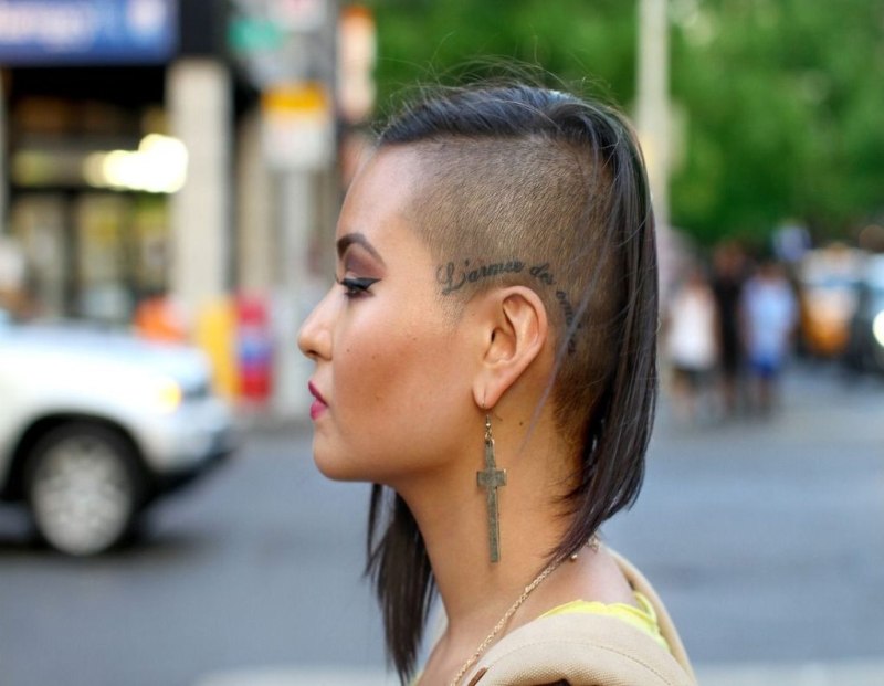 Стрижка каре на средние волосы с выбриванием