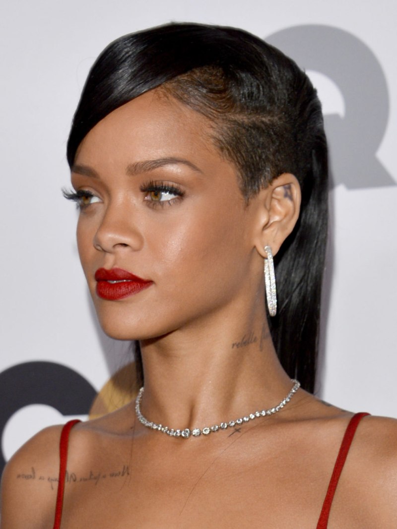 Рианна стрижка в выбритым виском