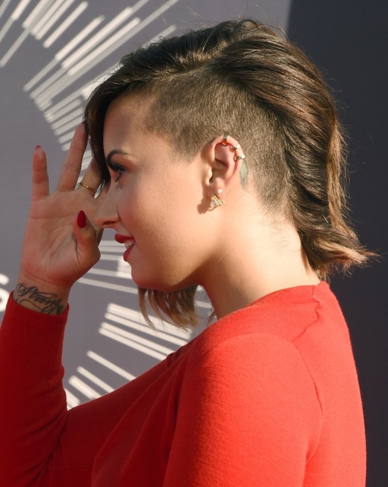 Деми Ловато бритый висок