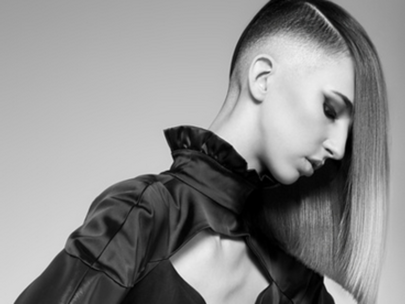 Выбритый висок на длинные волосы