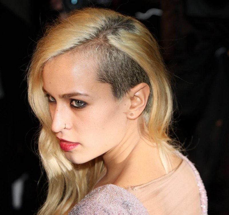 Кара Делевинь с выбритым виском