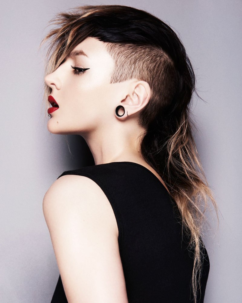 Короткие женские стрижки с выбритыми висками и длинной челкой