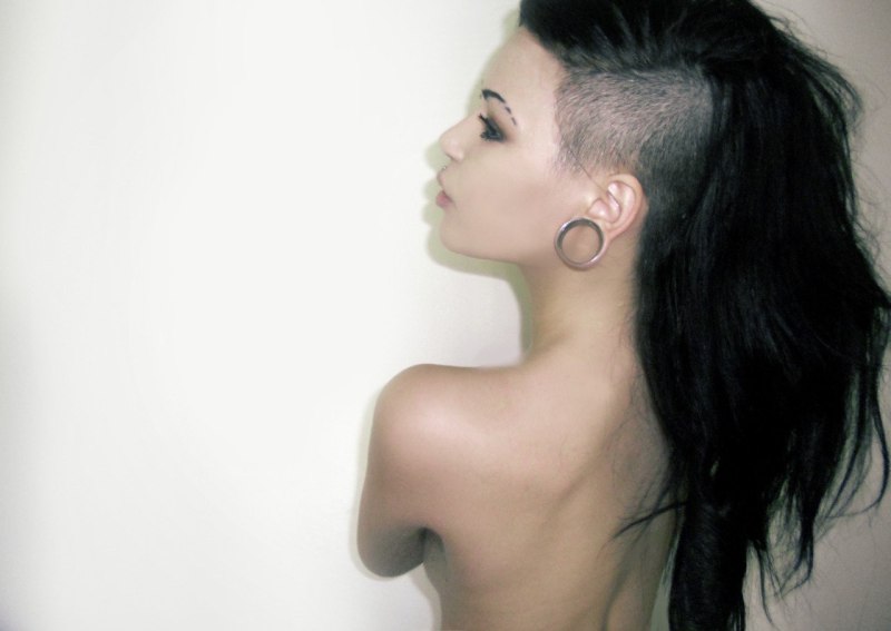 Брюнетка с выбритыми висками