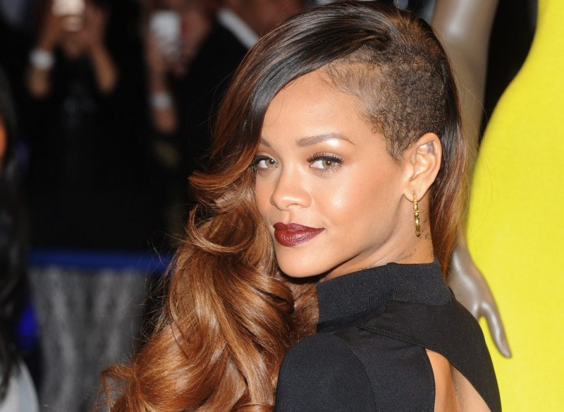 Стрижка Рианна выбритые