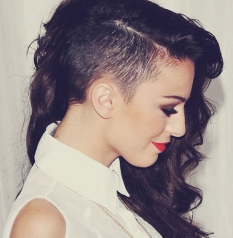 Длинные волосы с выбритыми боками