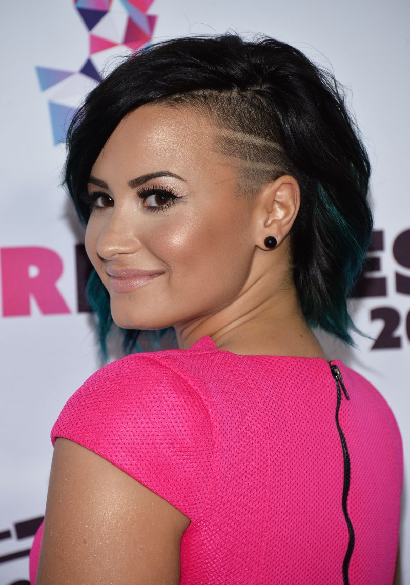 Деми Ловато стрижка каре