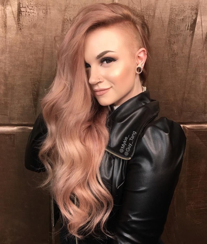 Длинные волосы с бритым виском