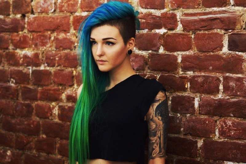 Синие волосы с бритыми висками