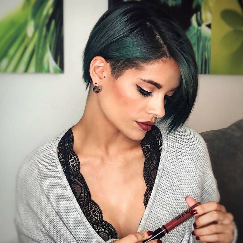 Каре Боб с выстриженным виском