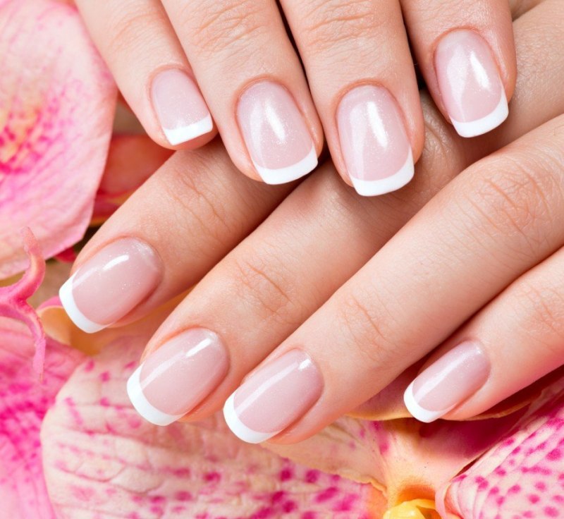 Шеллак френч на короткие ногти 2021