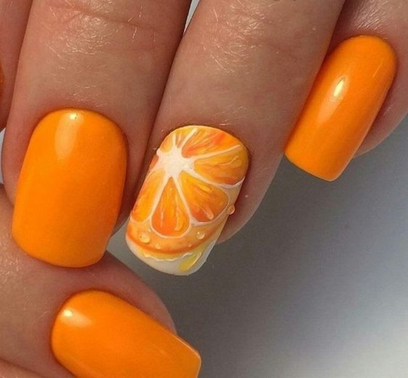 Оранжевый маникюр с мандарином