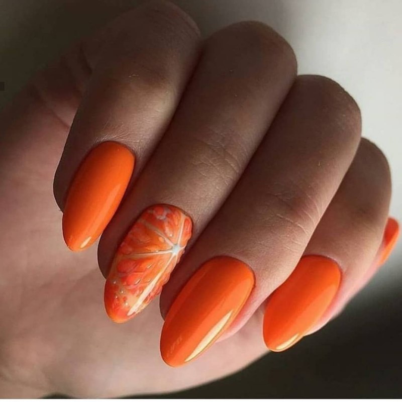 Оранжевый маникюр с апельсином