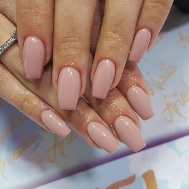 Зауженная форма квадратных ногтей