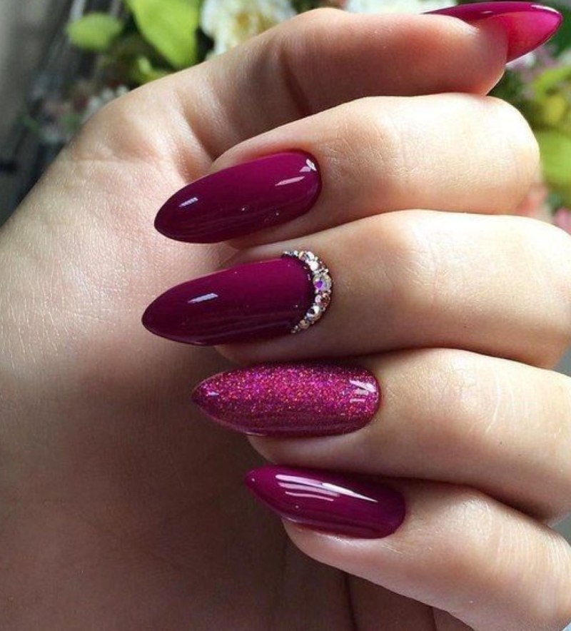 Маникюр малинового цвета