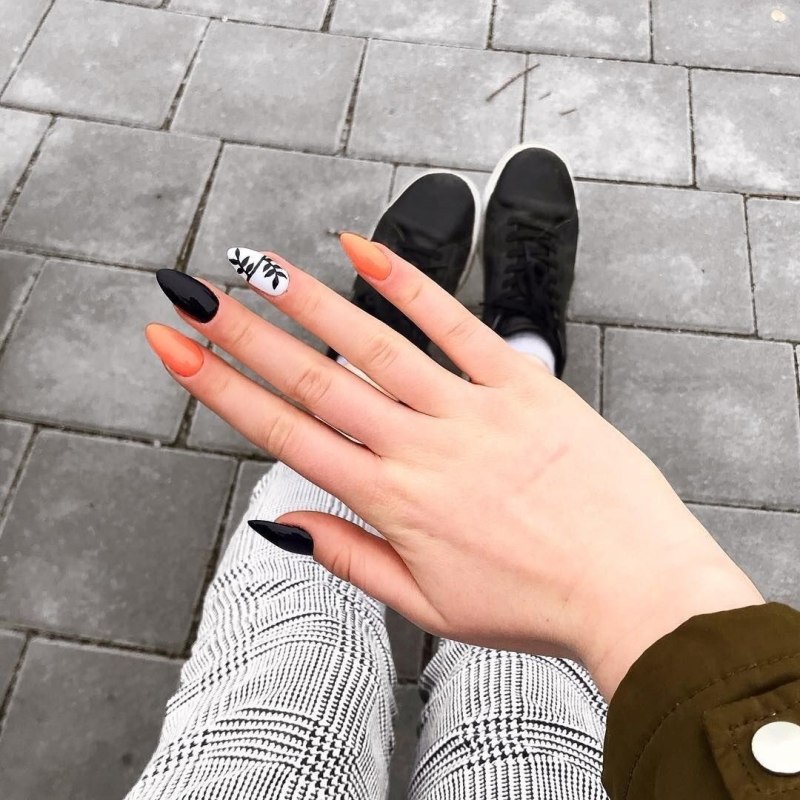 Маникюр разный на двух руках