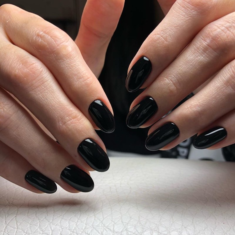 Чёрный маникюр на длинные ногти миндалевидной
