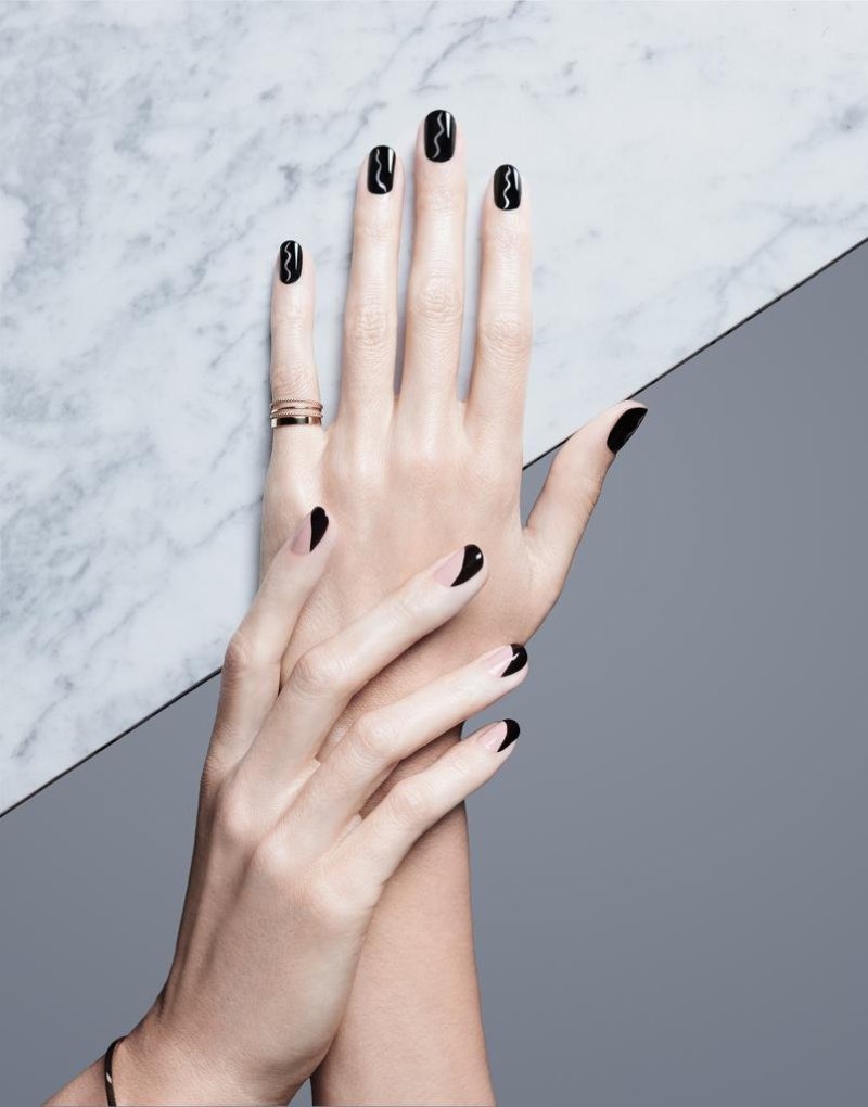 Темный маникюр со звездами