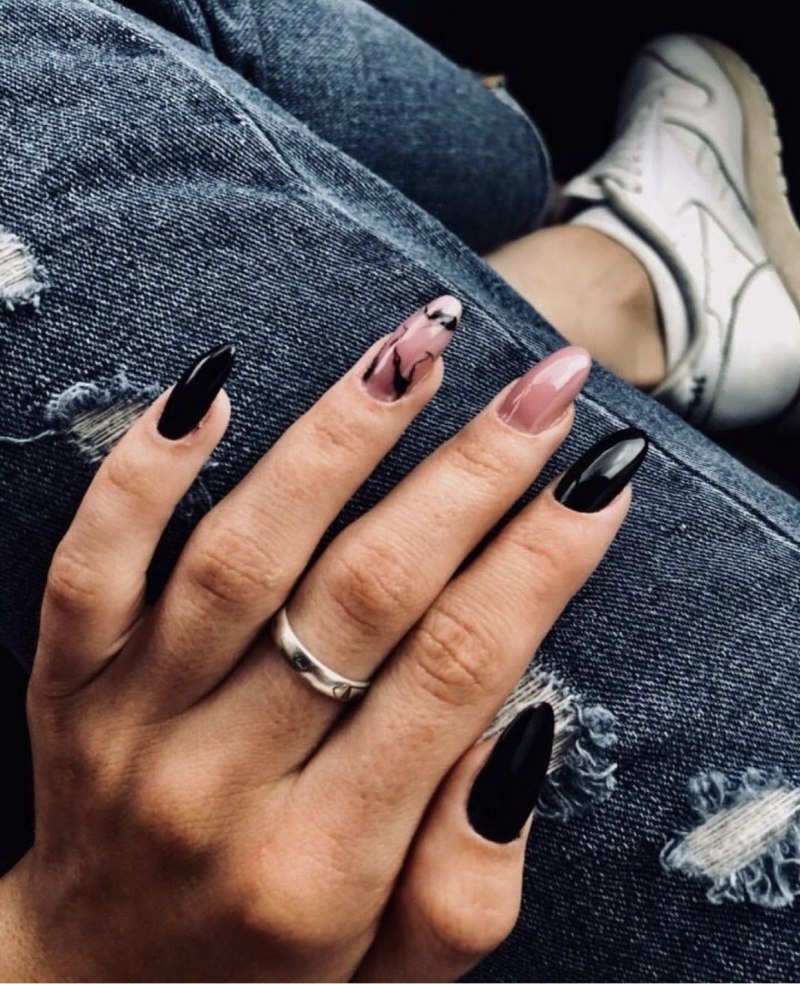 Руки с маникюром