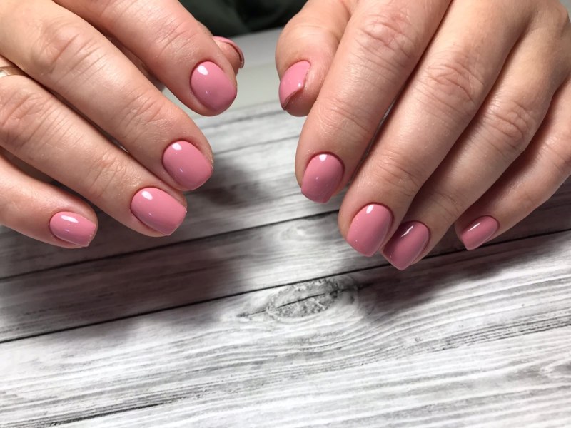 Нюдовый маникюр матовый на квадрате