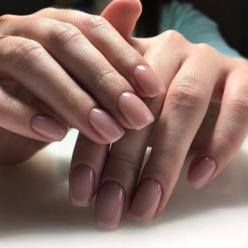 Однотонный маникюр на короткие