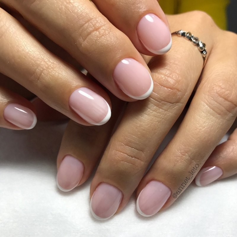 Персиковый маникюр