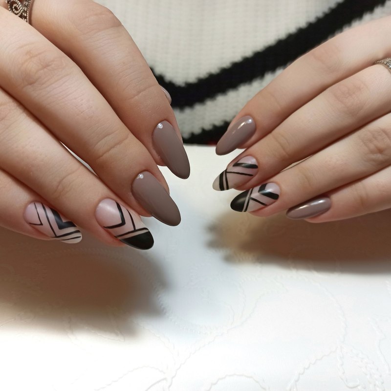 Геометрический френч на ногтях