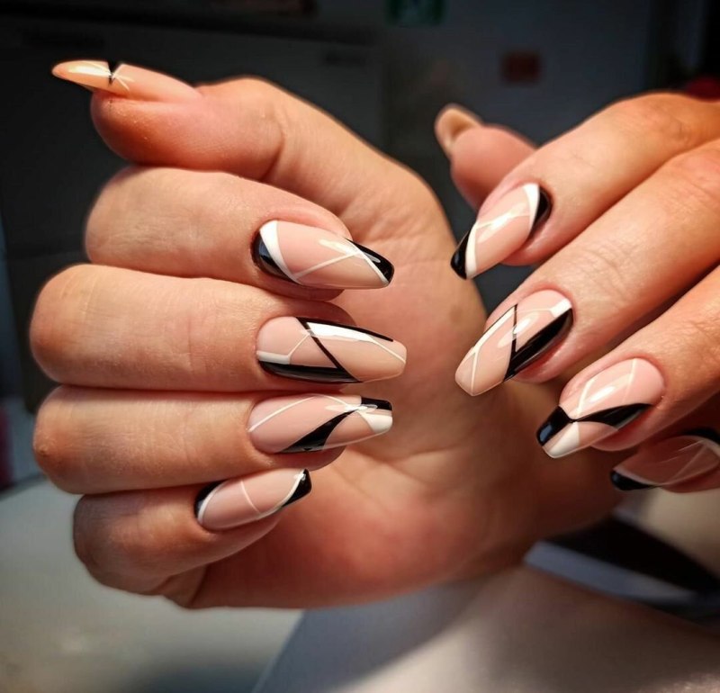 Строгий маникюр