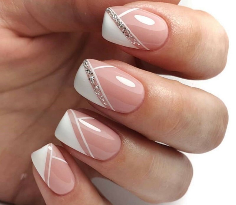 Маникюр геометрический френч