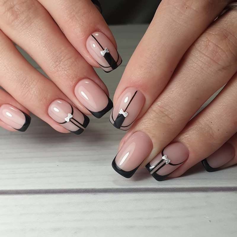 Чёрный френч на квадратных ногтях