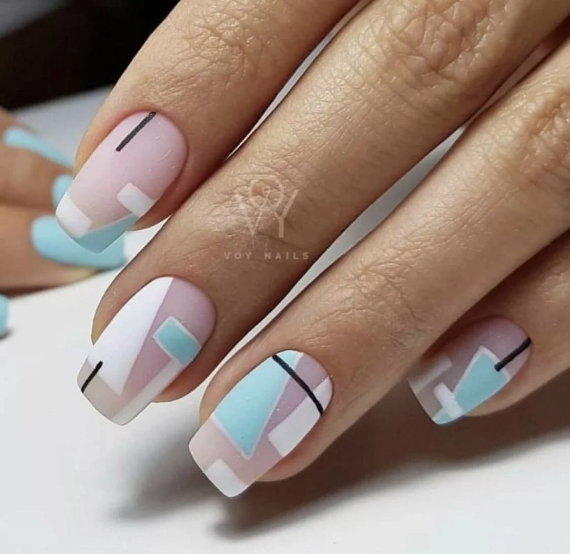 Красивый маникюр с полосками