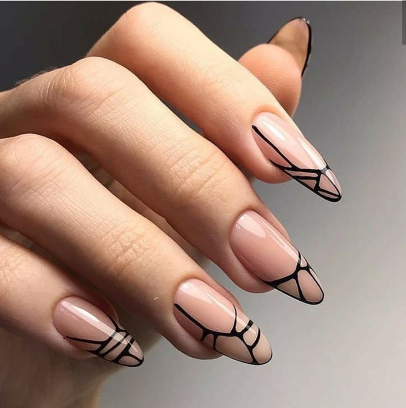 Красивый маникюр с полосками