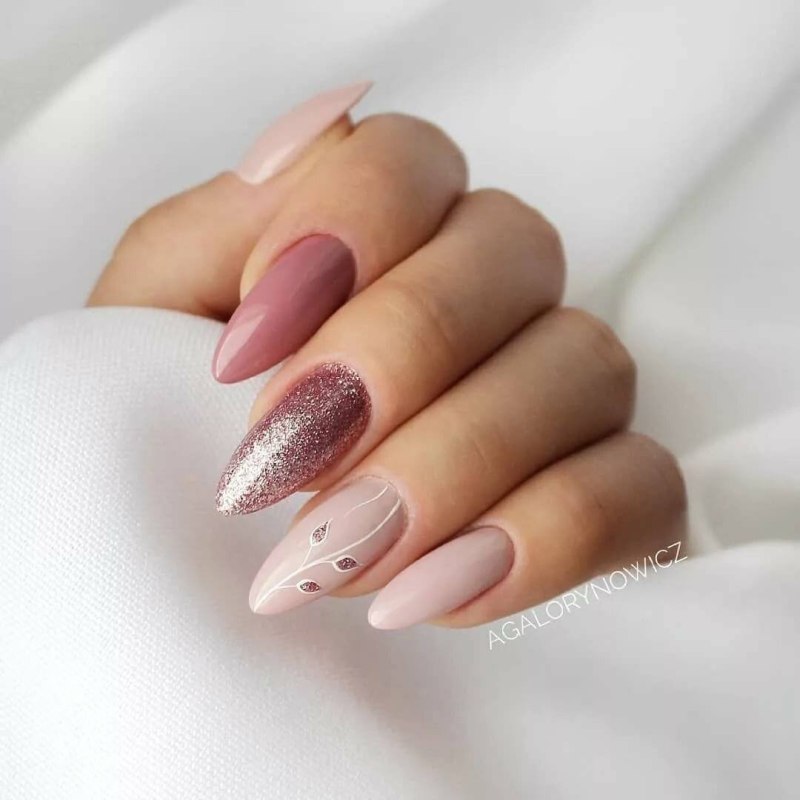 Острый френч на миндалевидных ногтях 2022
