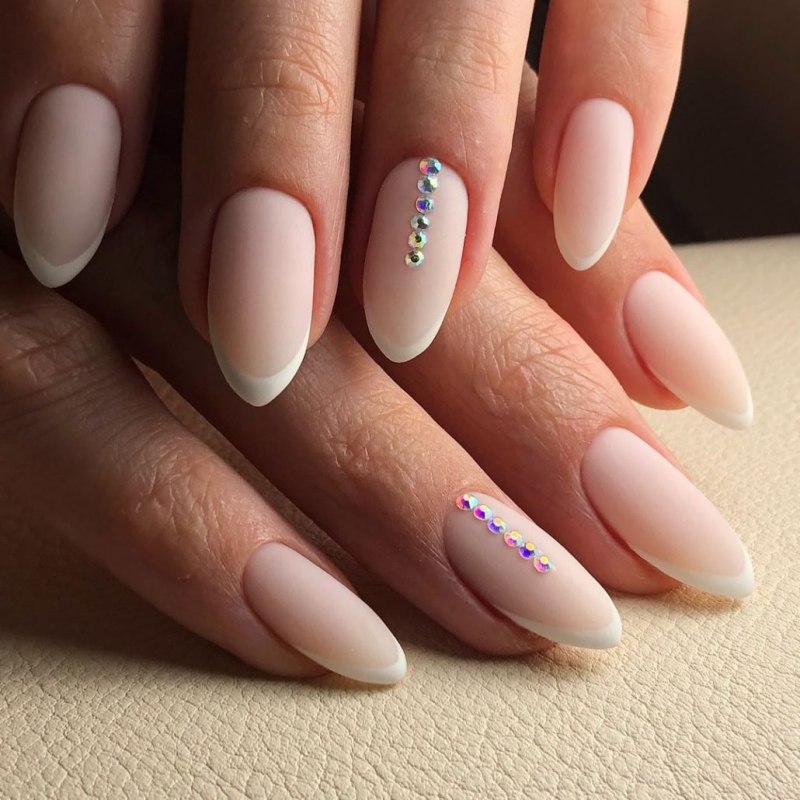 Ногти овальные яркие