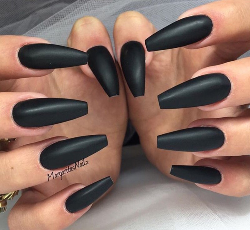 Чёрный матовый маникюр на короткие квадратные ногти