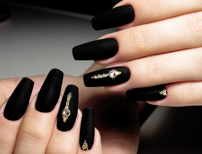 Маникюр с геометрическими линиями