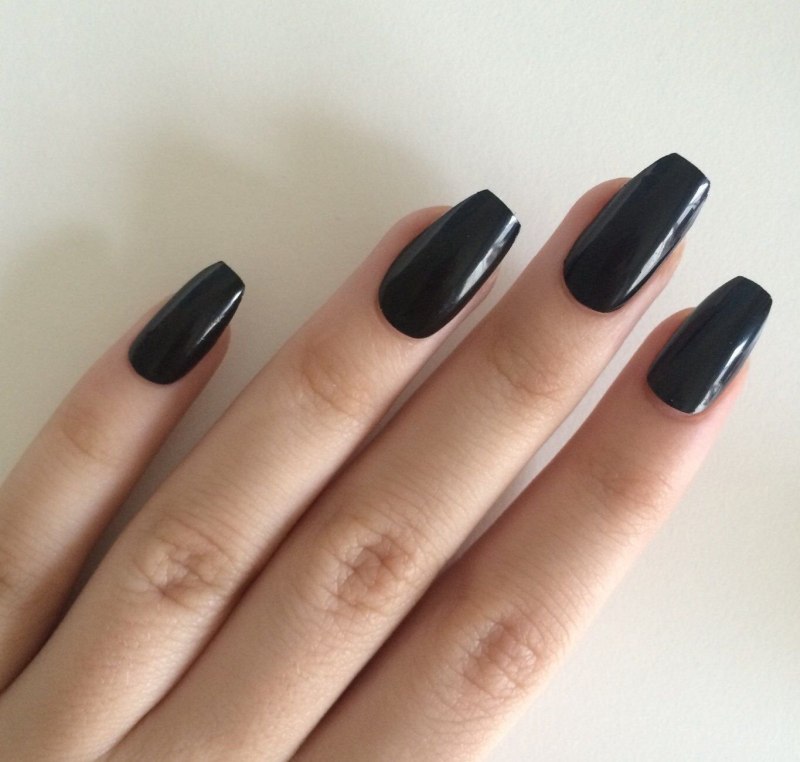 Длинные черные матовые ногти