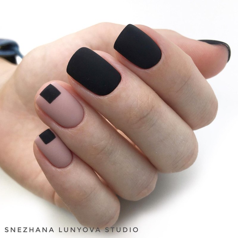 Чёрный матовый маникюр на короткие ногти 2021