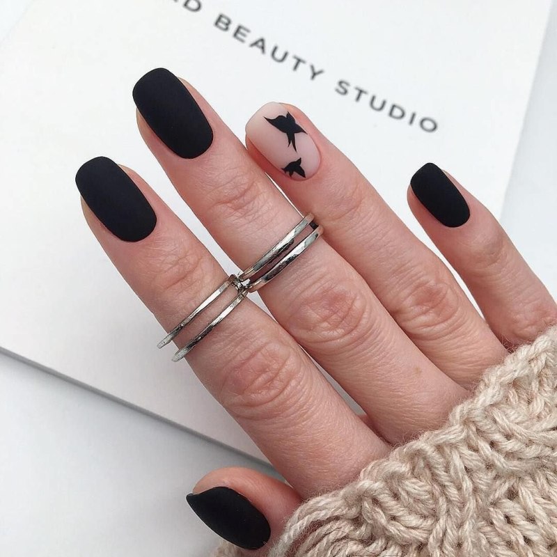 Чёрный маникюр на квадратные ногти