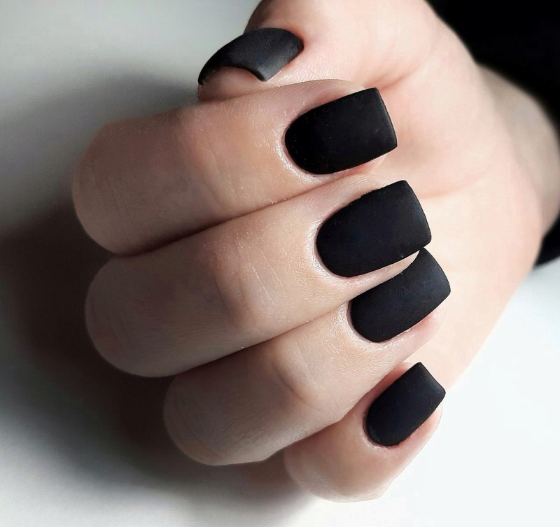 Черный маникюр